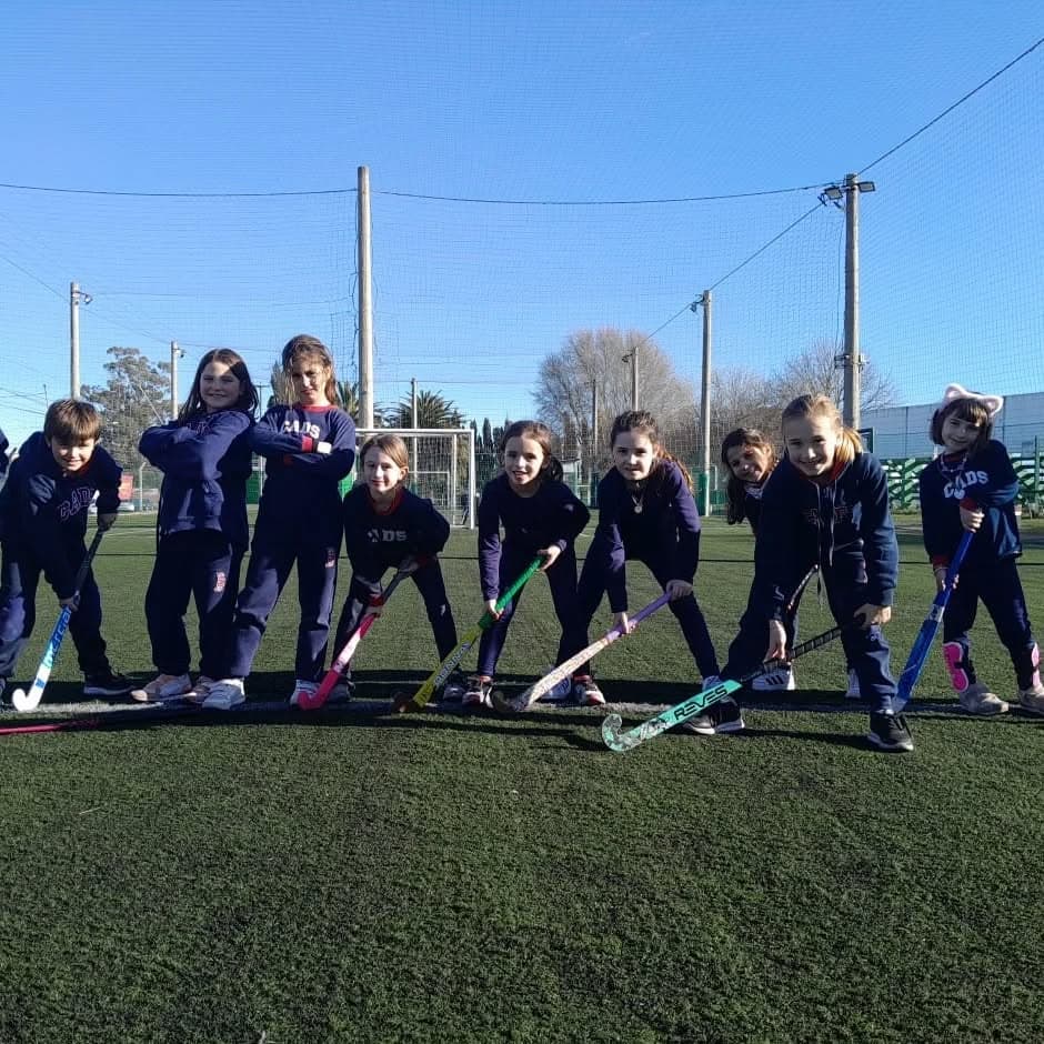 Niños practicando fútbol en ClubCADS